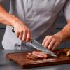 Shinto Steakknive Fūjin i 67 lag Damaskusstål, designet til at give en uovertruffen skæreevne og stilfuldt design til hver bøf.
