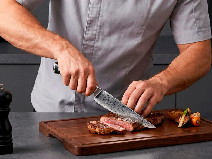 Shinto Steakknive Fūjin i 67 lag Damaskusstål, designet til at give en uovertruffen skæreevne og stilfuldt design til hver bøf.
