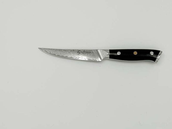 Shinto Steakknive Fūjin i 67 lag Damaskusstål, designet til at give en uovertruffen skæreevne og stilfuldt design til hver bøf.