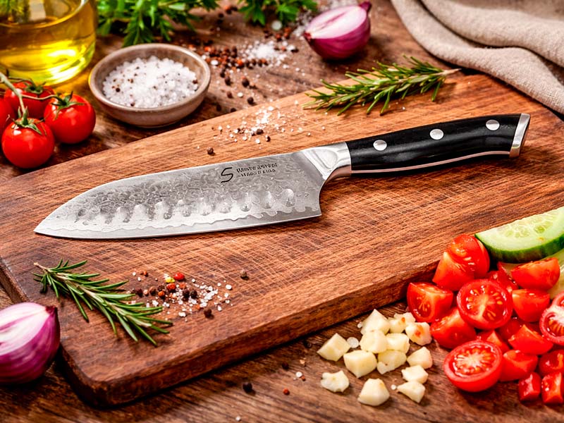 Shinto Santoku kniv i 67 lag damaskusstål med ergonomisk håndtag i oliventræ
