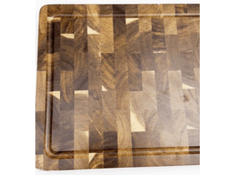 Lille skærebræt i akacietræ, ideelt til præcise snit og servering af små måltider.