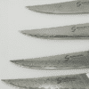 Shinto Steakknive Fūjin i 67 lag Damaskusstål, designet til at give en uovertruffen skæreevne og stilfuldt design til hver bøf.