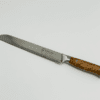 Kami Brødkniv med bølgeskær og ergonomisk håndtag, designet til at skære igennem alt fra blødt brød til hårde skorper.