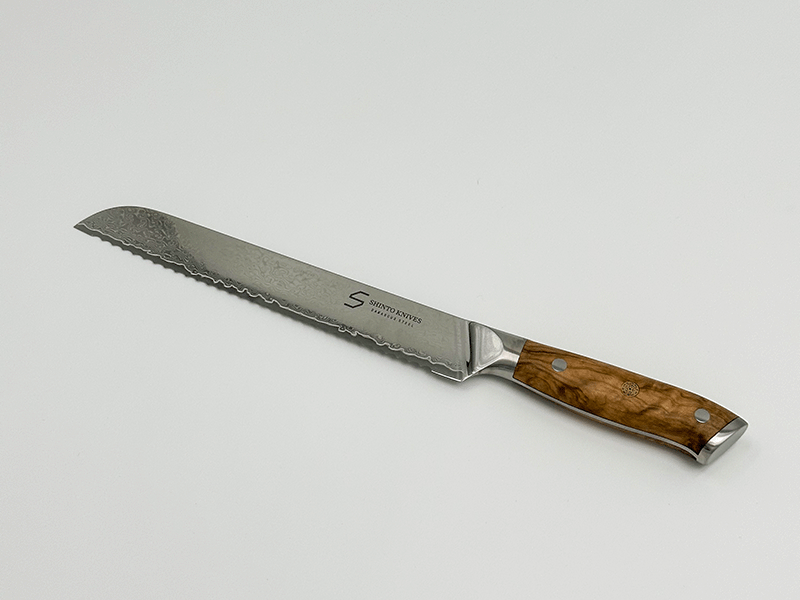 Kami Brødkniv med bølgeskær og ergonomisk håndtag, designet til at skære igennem alt fra blødt brød til hårde skorper.