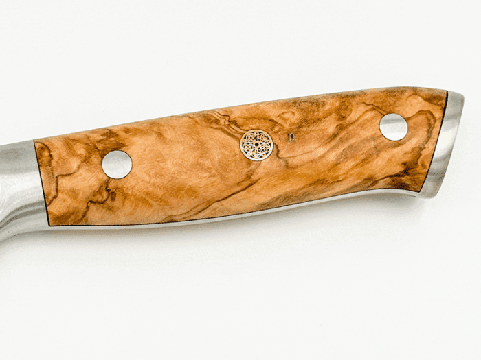 Kami Brødkniv med bølgeskær og ergonomisk håndtag, designet til at skære igennem alt fra blødt brød til hårde skorper.