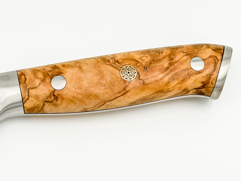 Kami Brødkniv med bølgeskær og ergonomisk håndtag, designet til at skære igennem alt fra blødt brød til hårde skorper.