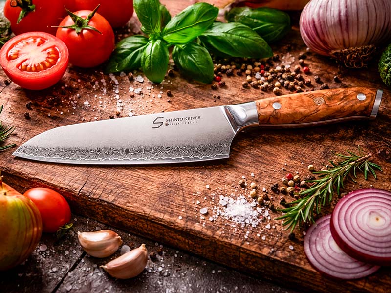 Kami Santoku-kniv med skarpt damaskusstålblad og håndtag i oliventræ