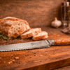 Kami Brødkniv med bølgeskær og ergonomisk håndtag, designet til at skære igennem alt fra blødt brød til hårde skorper.