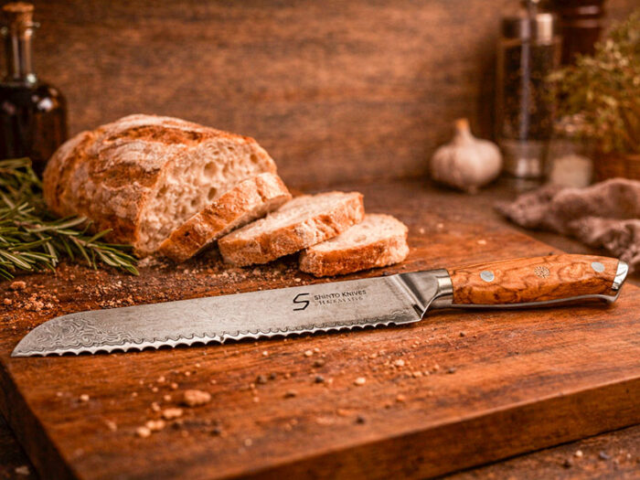 Kami Brødkniv med bølgeskær og ergonomisk håndtag, designet til at skære igennem alt fra blødt brød til hårde skorper.
