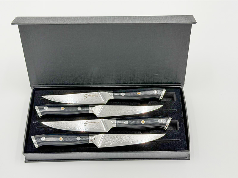 Shinto steakknivsæt med 4 eksklusive steakknive i 67-lags damaskusstål med VG10-kernestål leveret i elegant gaveæske.