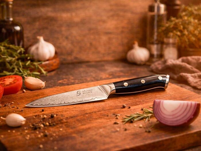 Shinto Utilitykniv med ergonomisk design og skarpe, præcise blade til alsidig brug.