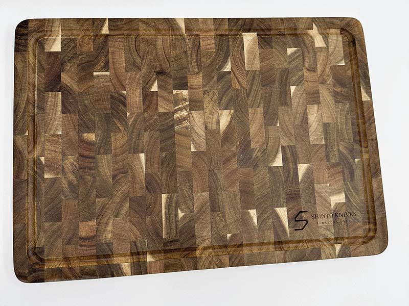 Stort skærebræt i akacietræ elegant, holdbart og skånsomt mod knive