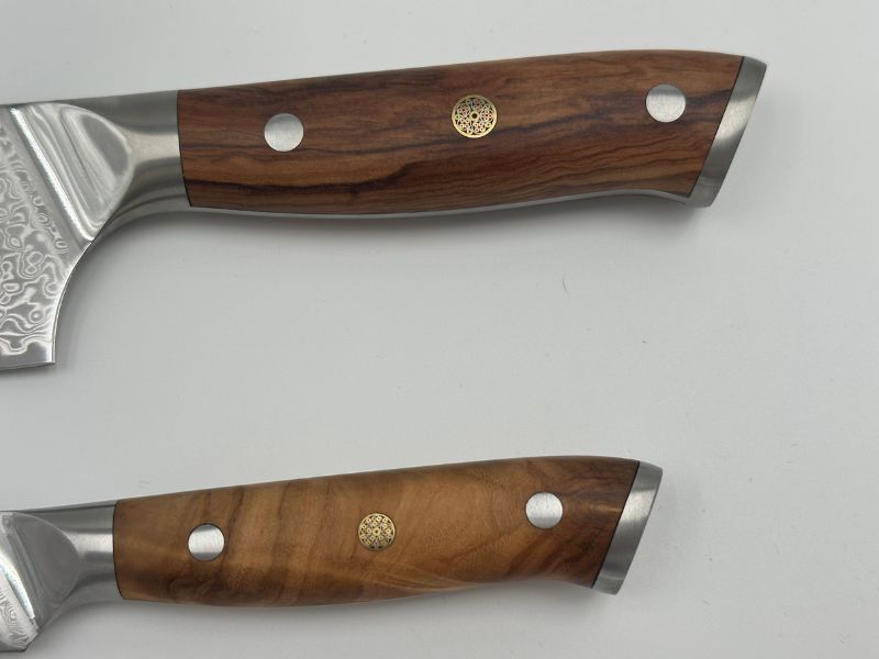 Kami knivsæt 2 dele kokkekniv og urtekniv i 67-lags japansk damaskusstål med oliventræshåndtag perfekt starter knivsæt til køkkenet