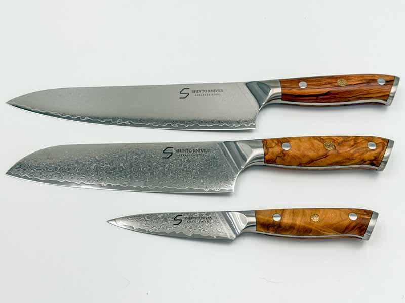 Kami knivsæt med 3 japanske Damaskus køkkenknive i 67 lag VG10 stål, kokkekniv, santokukniv og urtekniv med oliventræ G10 håndtag