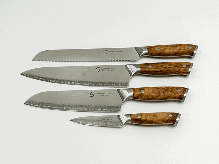 Kami Knivsæt i 4 dele med japansk inspireret præcision og eksklusivt håndværk, håndtag i oliventræ og blade i damaskusstål.