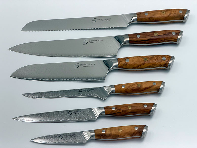 Kami knivsæt 6 dele i 67-lags japansk damaskusstål med oliventræ håndtag skarpt, elegant og professionelt
