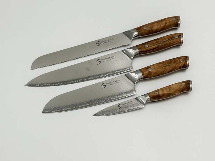 Kami Knivsæt i 4 dele med japansk inspireret præcision og eksklusivt håndværk, håndtag i oliventræ og blade i damaskusstål.