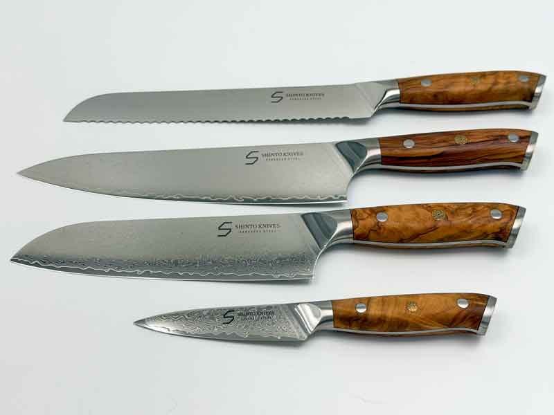 Kami Knivsæt i 4 dele med japansk inspireret præcision og eksklusivt håndværk, håndtag i oliventræ og blade i damaskusstål.