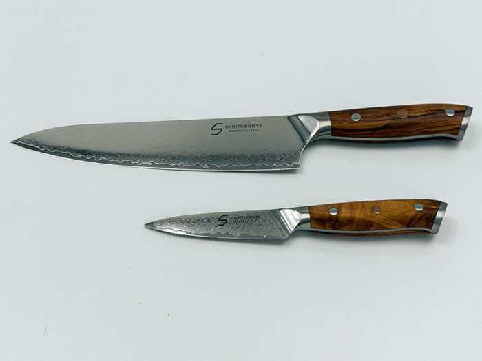 Kami knivsæt 2 dele kokkekniv og urtekniv i 67-lags japansk damaskusstål med oliventræshåndtag perfekt starter knivsæt til køkkenet