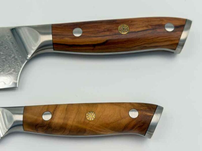 Kami knivsæt 2 dele i damaskusstål med japansk kokkekniv og urtekniv, VG10 kerne og håndtag i oliventræ.