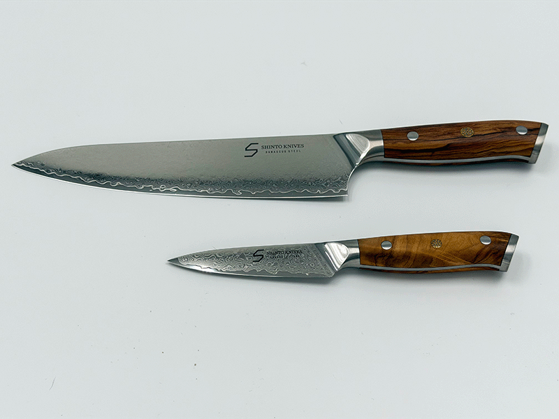 Kami knivsæt 2 dele kokkekniv og urtekniv i 67-lags japansk damaskusstål med oliventræshåndtag perfekt starter knivsæt til køkkenet