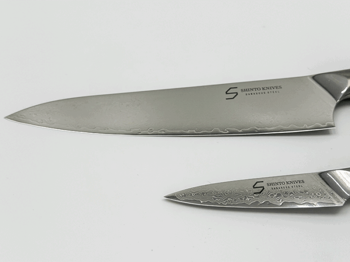 Kami knivsæt med kokkekniv og urtekniv i 67-lags japansk damaskusstål med oliventræshåndtag perfekt starter knivsæt til køkkenet