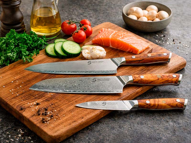 Kami knivsæt med 3 japanske Damaskus køkkenknive i 67 lag VG10 stål, kokkekniv, santokukniv og urtekniv med oliventræ G10 håndtag