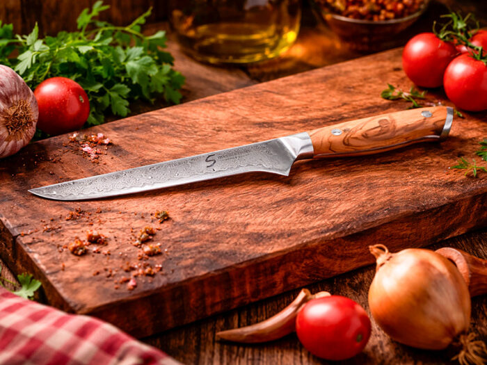 Kami Udbenerkniv i damaskusstål med oliventræ japansk præcision og elegant design