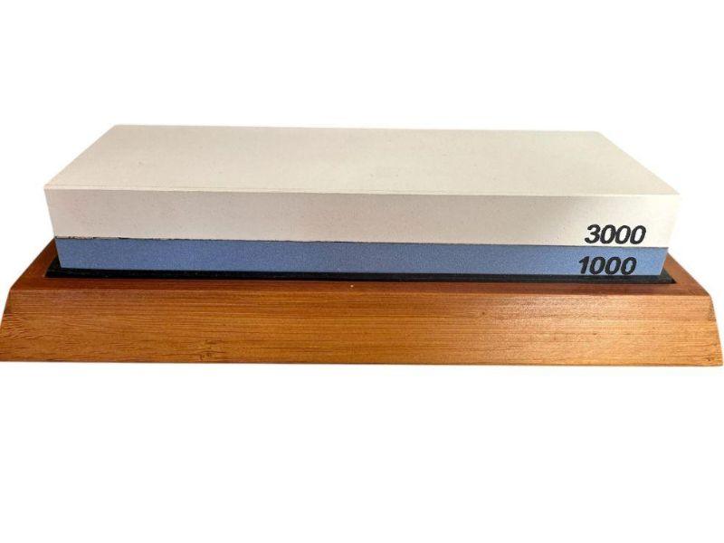 Dobbeltsidet vådslibesten med korn 1000 og 3000 til effektiv og skånsom slibning af køkkenknive.