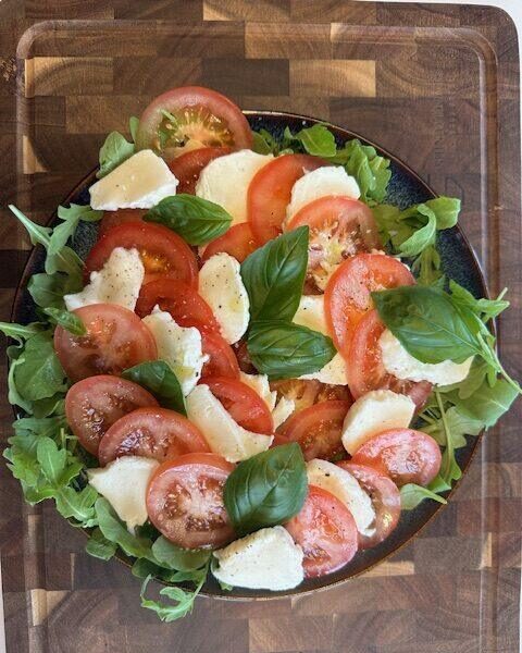 Tomatsalat med frisk mozzarella, basilikum og olivenolie – enkel og frisk sommerret