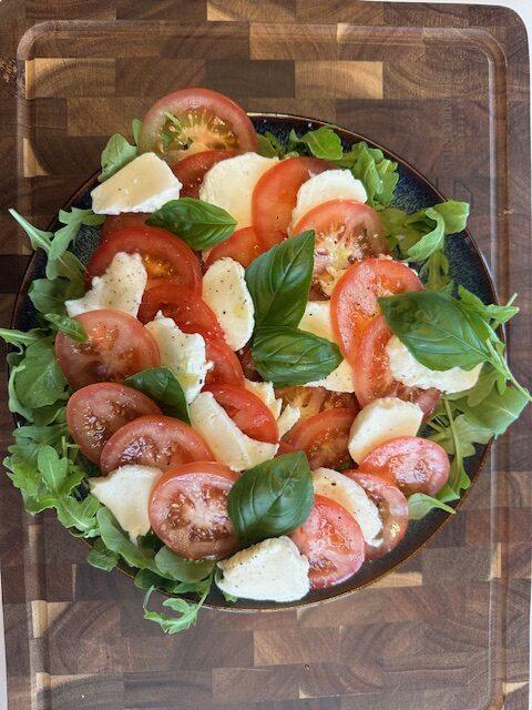 Tomatsalat med mozzarella og rucola – nem opskrift