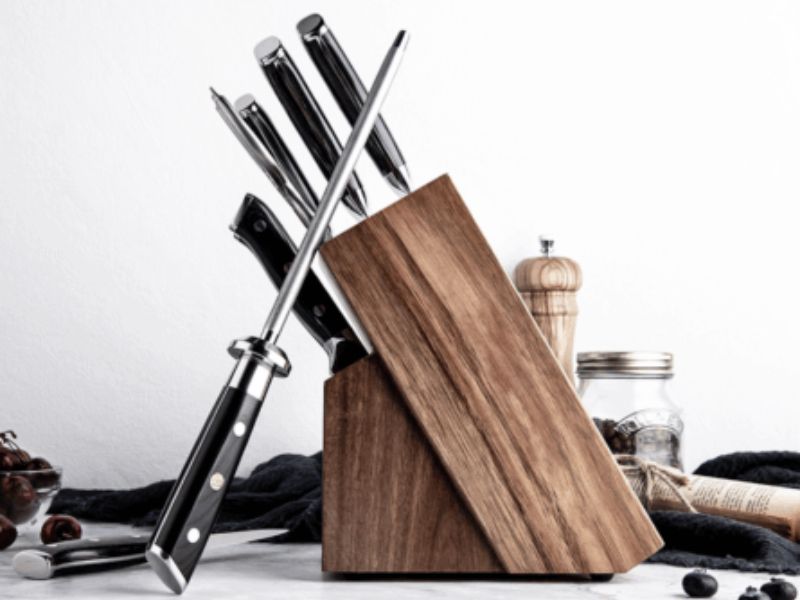 Knivblok i bæredygtigt gummitræ (rubber wood) med plads til 14 knive og et eksklusivt design.