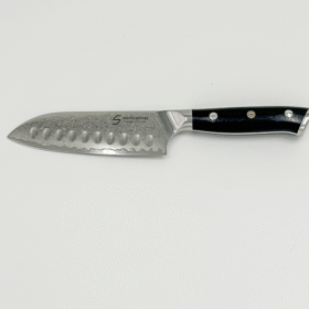 Shinto Santoku kniv i 67 lag damaskusstål med ergonomisk håndtag i oliventræ