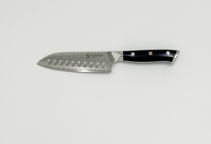 Shinto Santoku kniv i 67 lag damaskusstål med ergonomisk håndtag i oliventræ