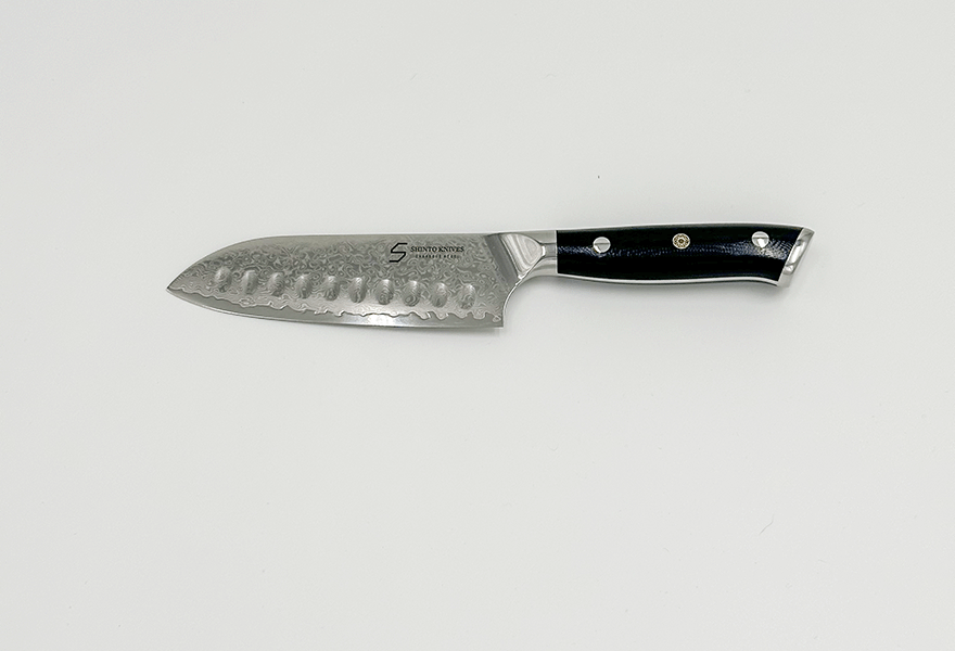 Shinto Santoku kniv i 67 lag damaskusstål med ergonomisk håndtag i oliventræ