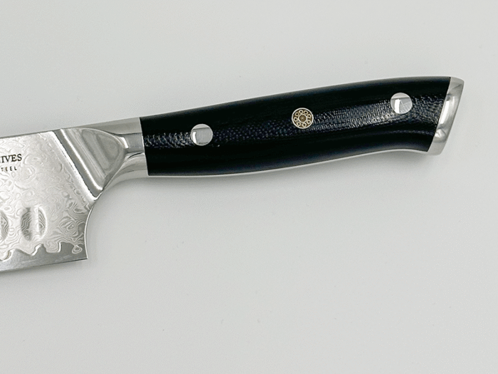 Shinto Santoku kniv i 67 lag damaskusstål med ergonomisk håndtag i oliventræ