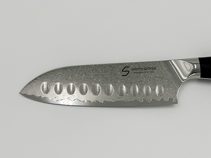 Shinto Santoku kniv i 67 lag damaskusstål med ergonomisk håndtag i oliventræ