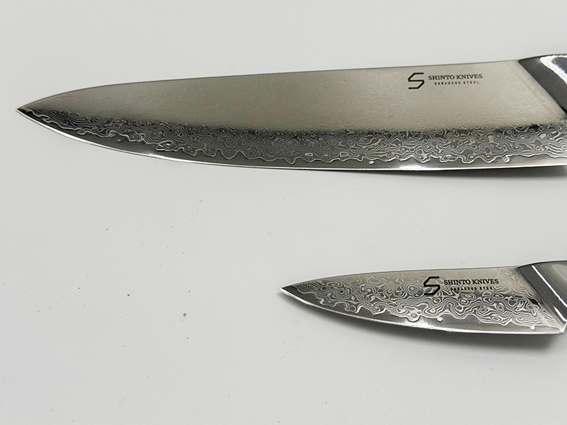 Shinto knivsæt 2 dele med kokkekniv og urtekniv i 67 lag Damaskusstål